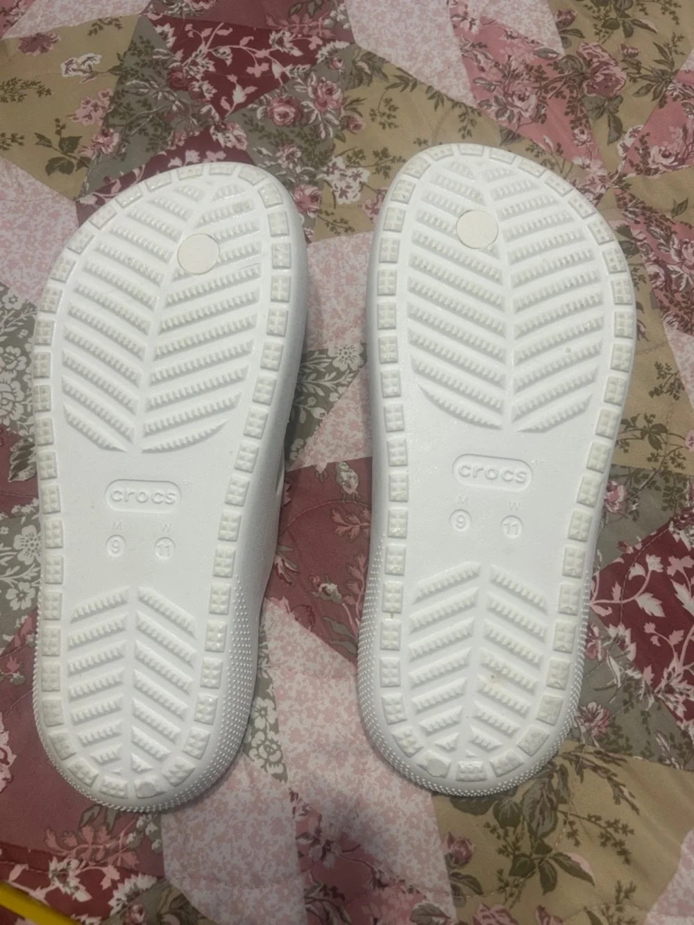 CROCS white Sandals  Unisex  M 9 W11 Comfort Slip On Lightweight Good Condition.